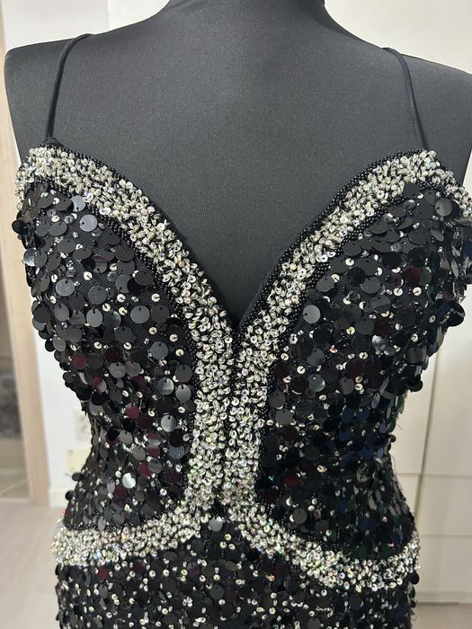 Rochie eleganta seara, lucrata manual stare foarte buna.