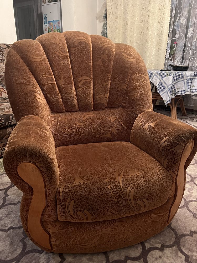 кресло, для гостинной, коричневое, удобное, не пользуемся так как их 2