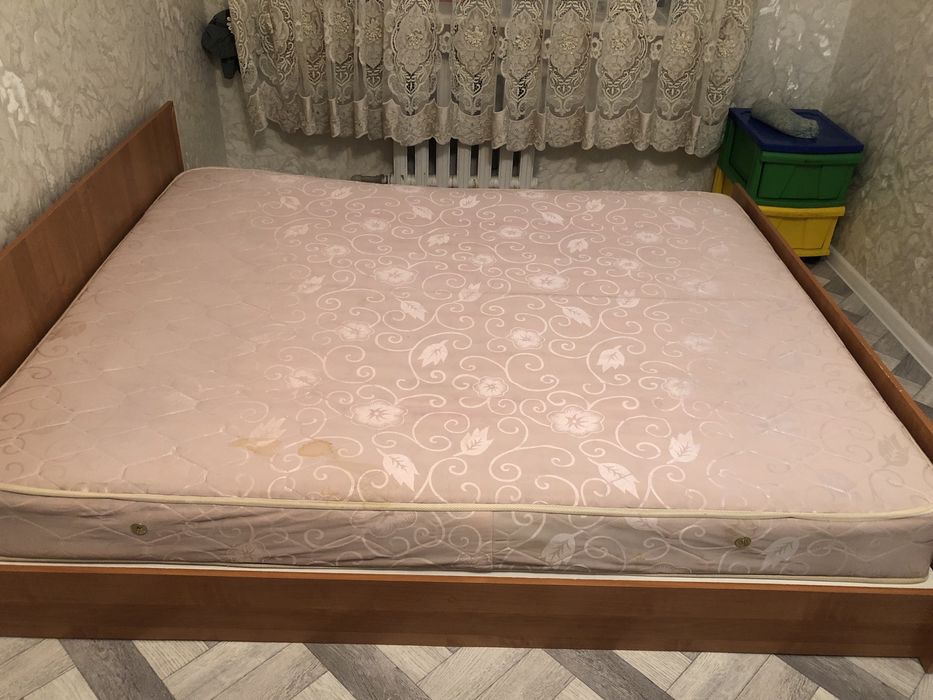 Екі адамдық төсек сатылады орташа сапада матрасымен бірге размері 180