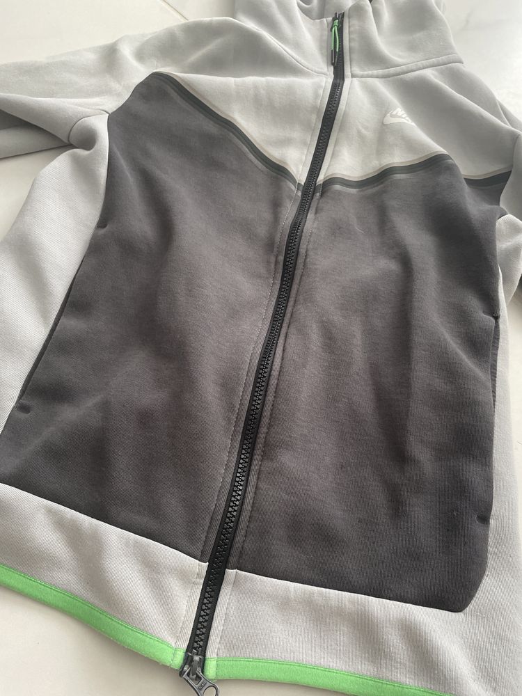 nike tech fleece gri cu negru si verde pret 450