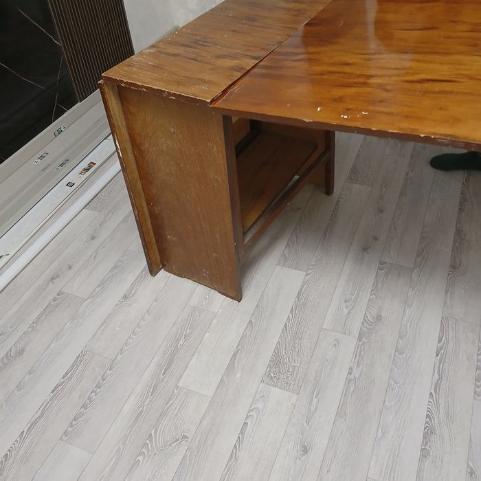 продаю советский стол мощный правда старый