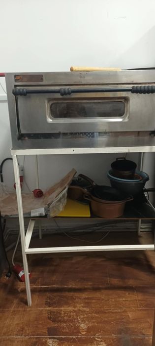 Cuptor cu tot cu suport pentru pizza