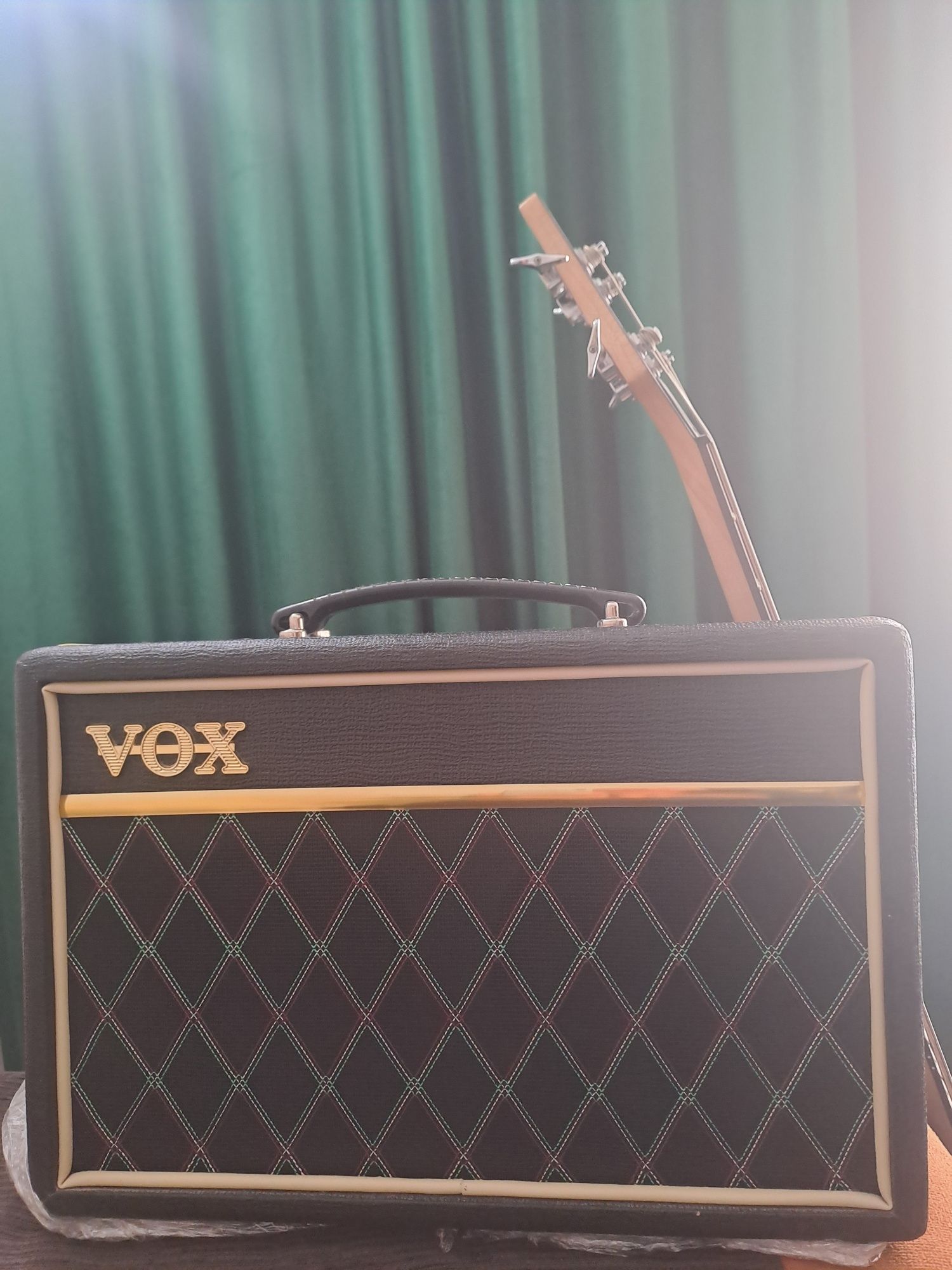 Chitară bass Ibanez Gio Soundgear cu amplificator Bass  Vox