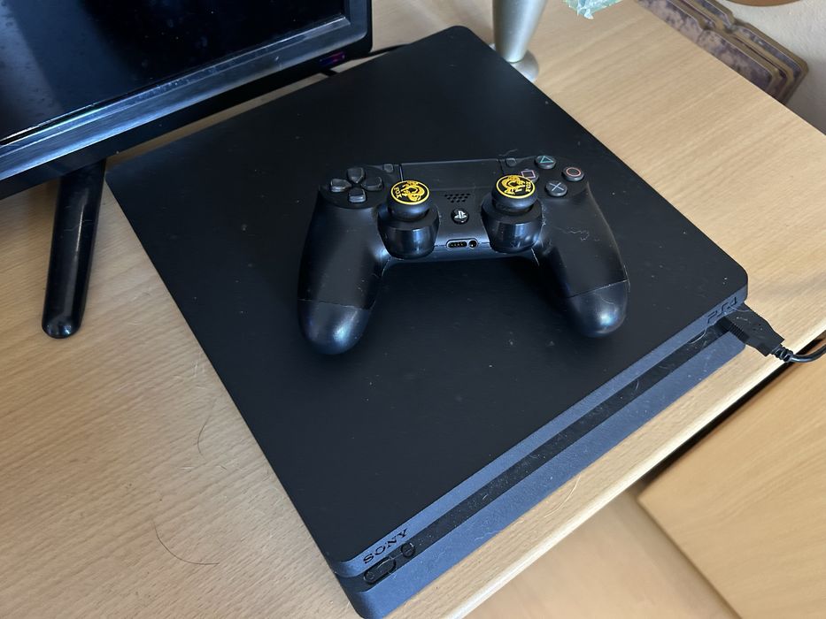 Playstation 4 с един джойстик плюс лот игри