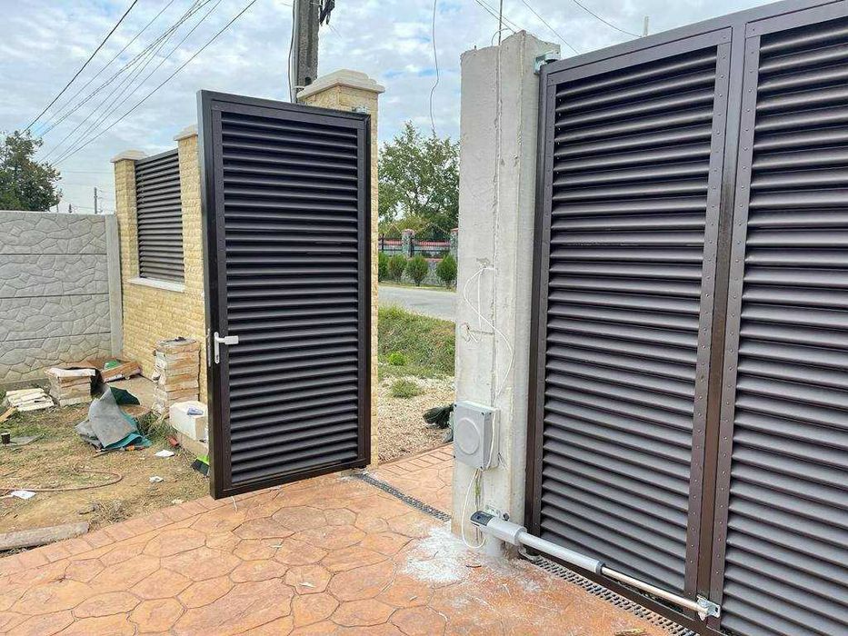 Garduri si porti din panou stil jaluzele si alte modele disponibile