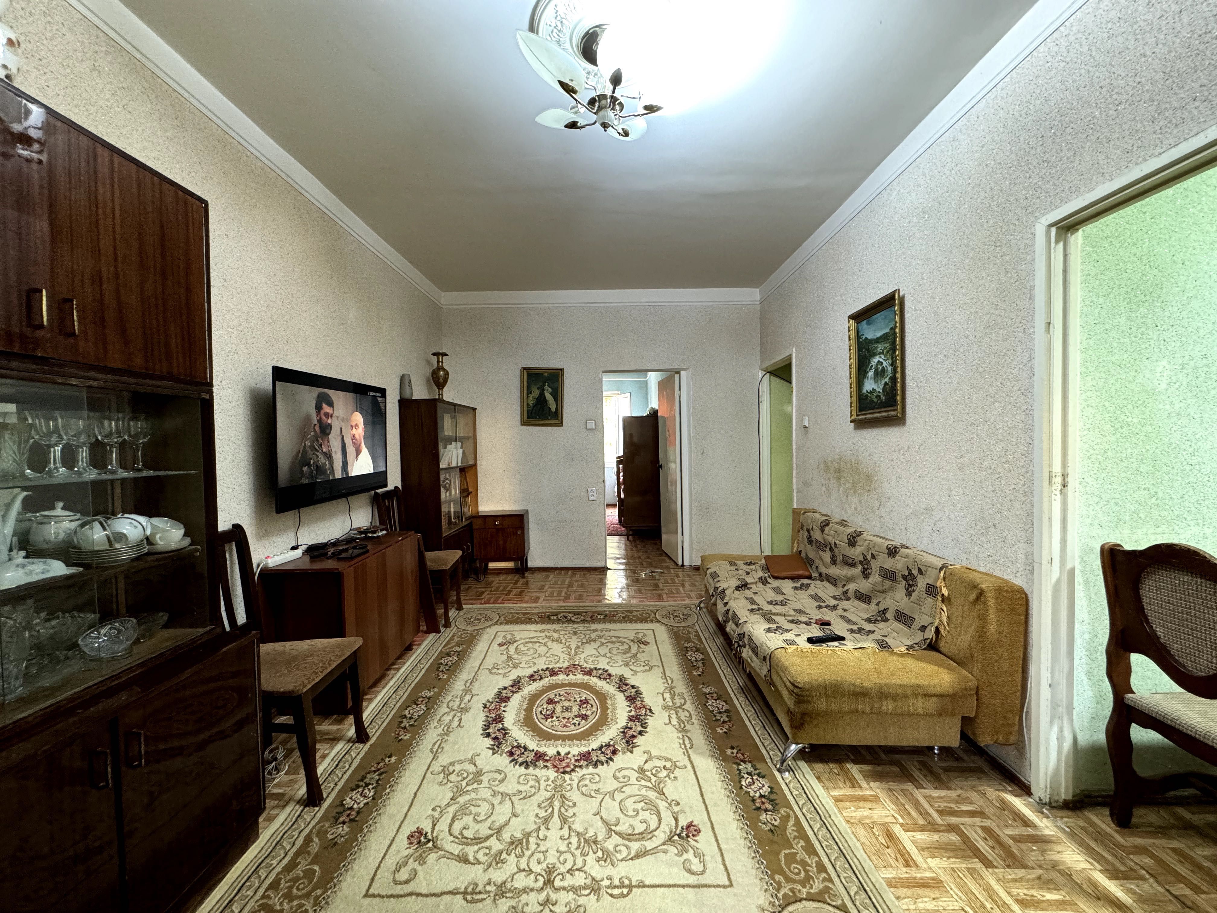 Продаётся 2/1/4 первая линия 49,5 м2 на Юнусабад-7!!!