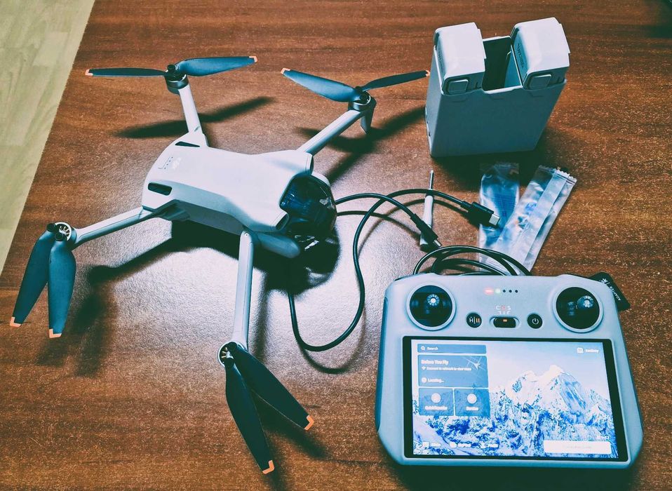 Drona DJI Mini 3 Pro  - Pachet Fly More 3 Baterii & Geantă - IMPECABIL
