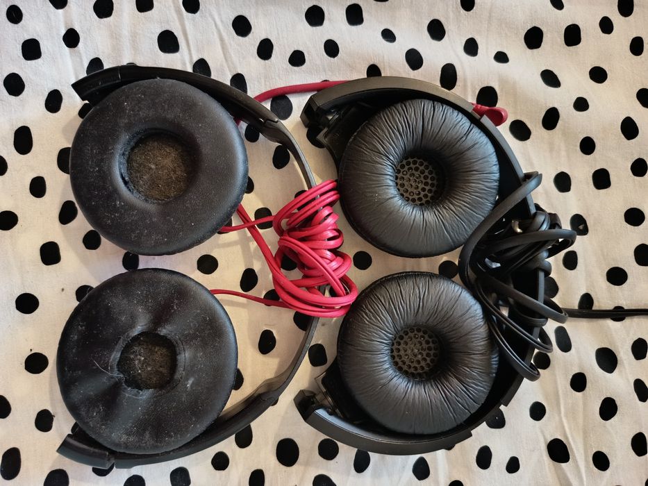 Клавиатура, слушалки и игра