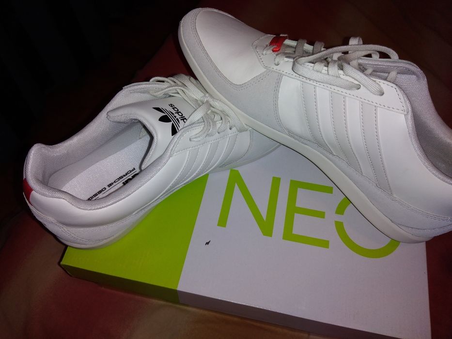 Pantofi sport, noi cu eticheta