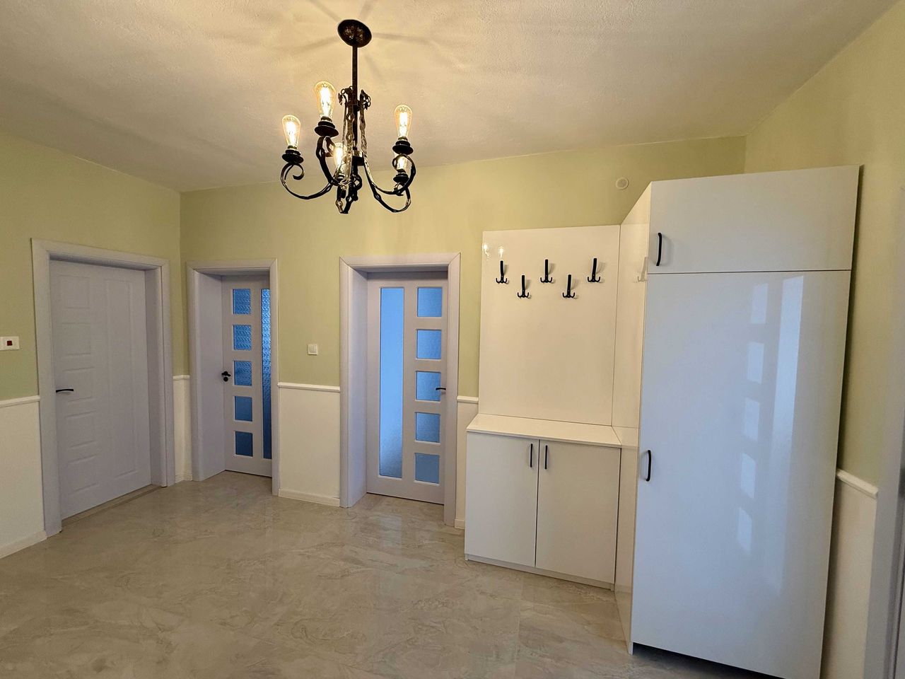 Дава се под наем Тристаен апартамент в Асеновград - 110 кв.м за 510 € - Снимка #9