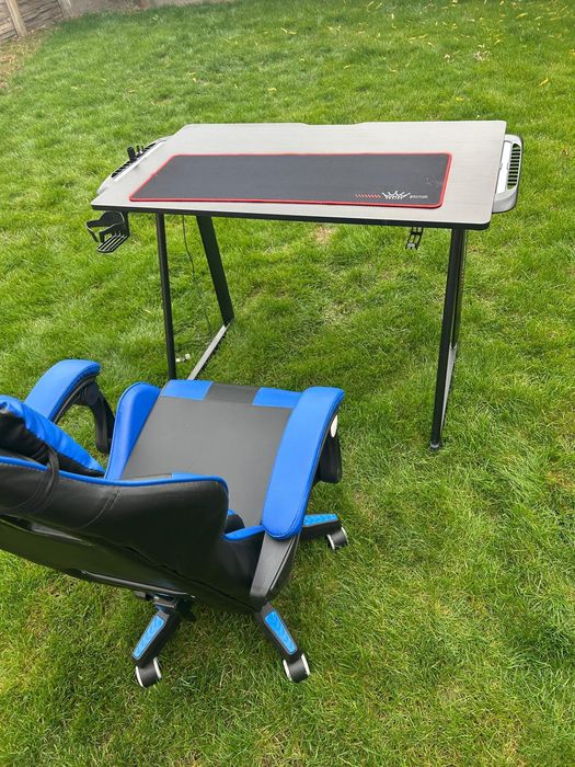 Scaun și masa de gamming