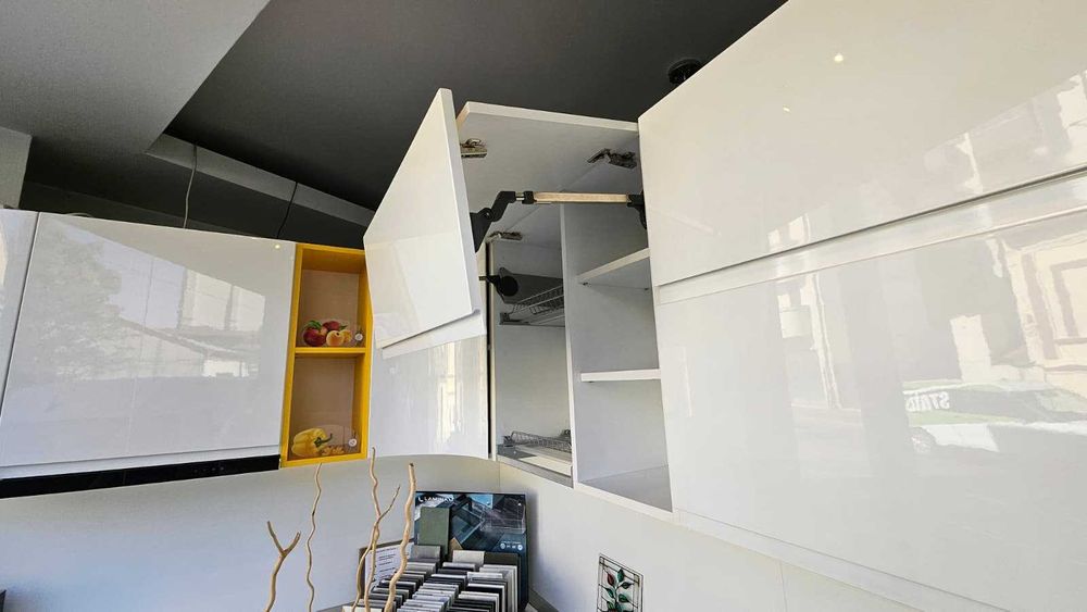 Mobila Bucatarie curbata din MDF vopsit L 2.40 ml /1.80 ml - 2000 euro