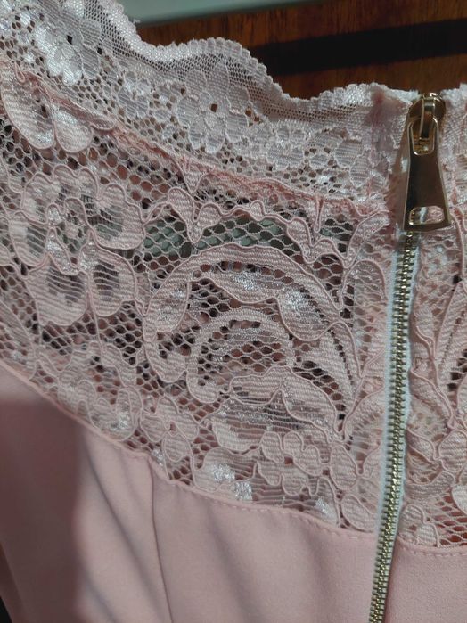 Къса розова рокля