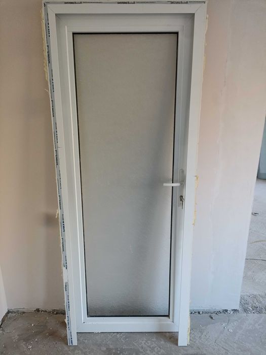 Алуминиева врата с орнаментно стъкло