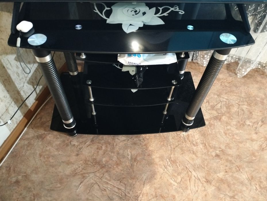 Продам стеклянный столик или за вкусняшки отдам