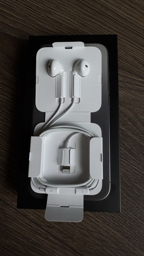 Слушалки Apple EarPods с Lightning жак