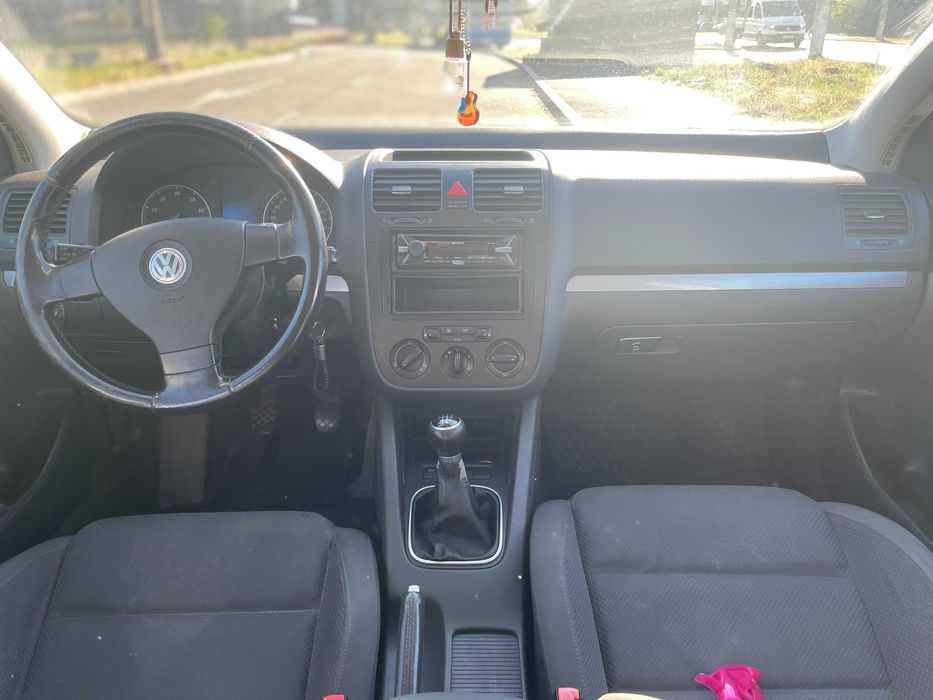 VW Golf 5 • 1.6 MPI • Benzină • 102 CP • 2005 • 226.000 km • Sibiu