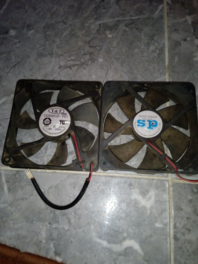 Vind harduri pe ide și sata  de pc,160 și 80 gb și ventilatoare 12 cm,