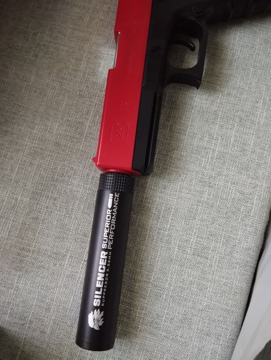 Pistol tip nerf cu gloante din burete