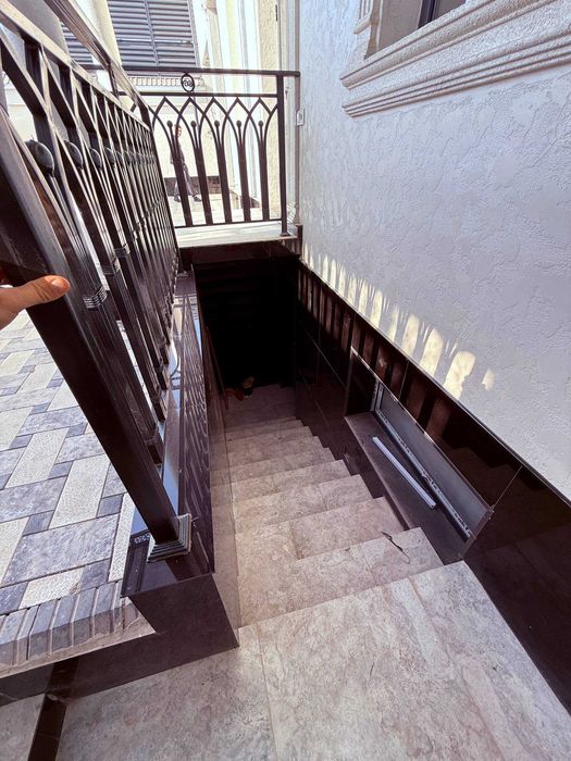 УЧ кахрамон Гулистон. 2.5 сотик 8 хона. Срочно сотилади.