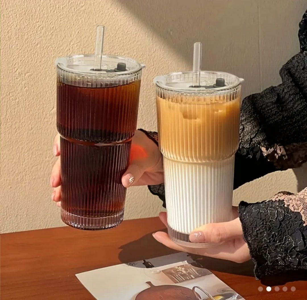 Стъклена чаша с капак и сламка