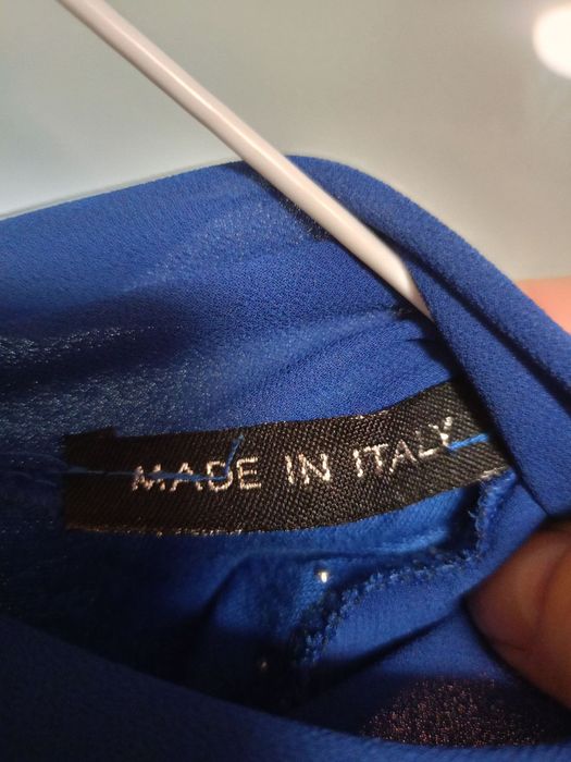 Синя официална рокля.