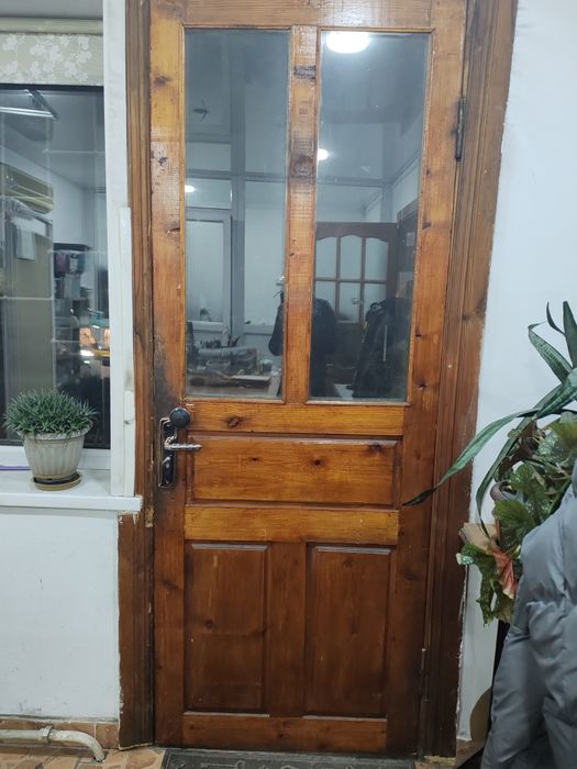 Дверь деревянная можно как межкомнатную и как наружную