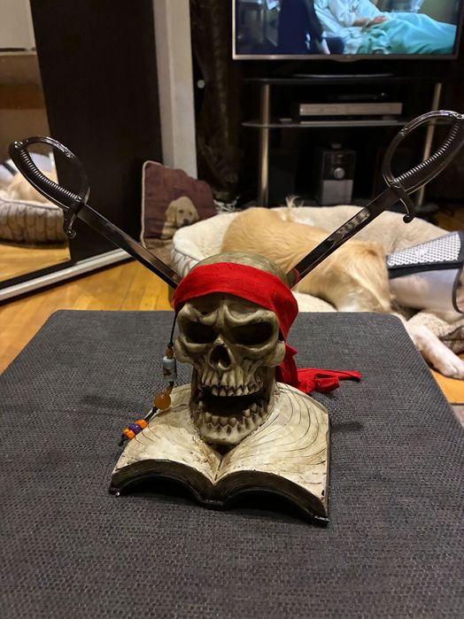 Карипски пирати статуетка на череп с два меча