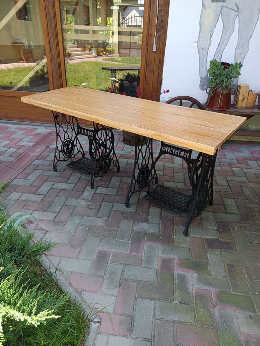 Masa living / bucatarie blat larice și cadre masini de cusut