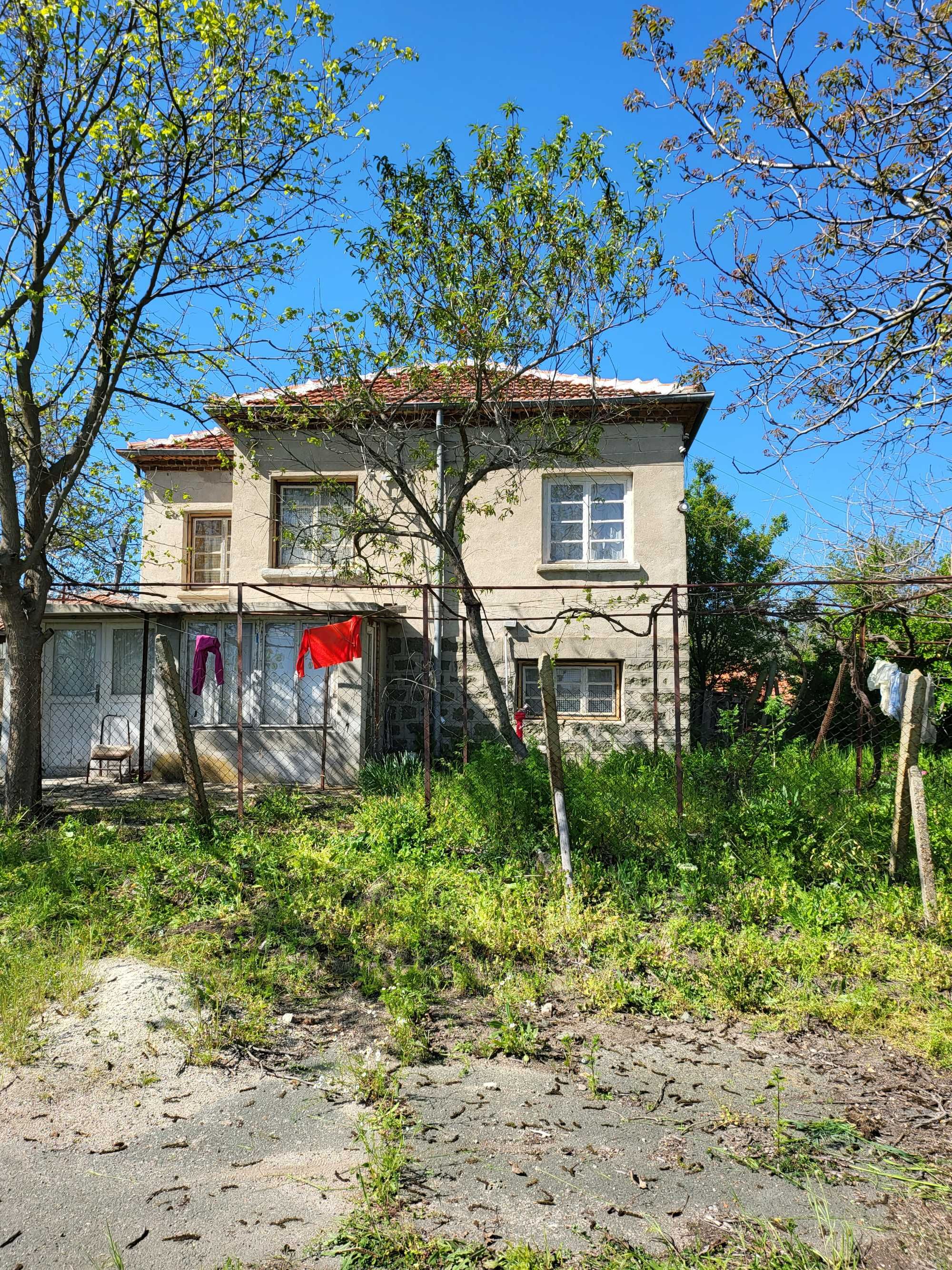 продавам селска къща с двор 4 д-ка,  о-на Карнобат, с. Добриново