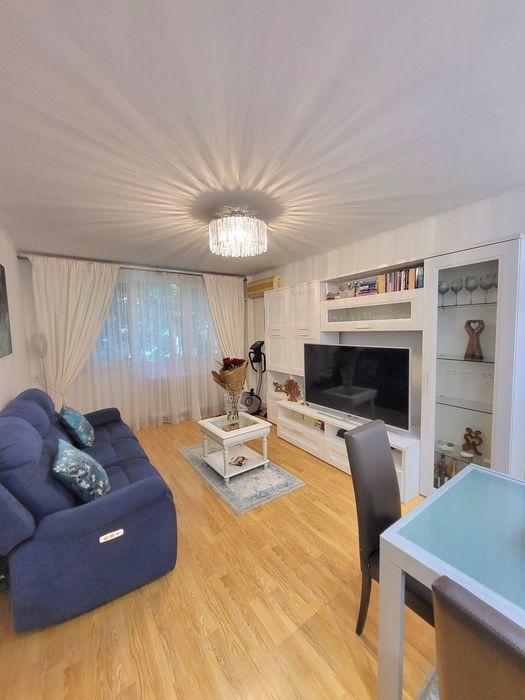 Direct proprietar Închiriez apartament 4 camere centrala proprie
