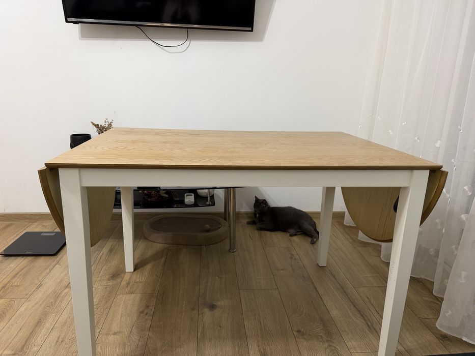 Vand masa cu 4 scaune