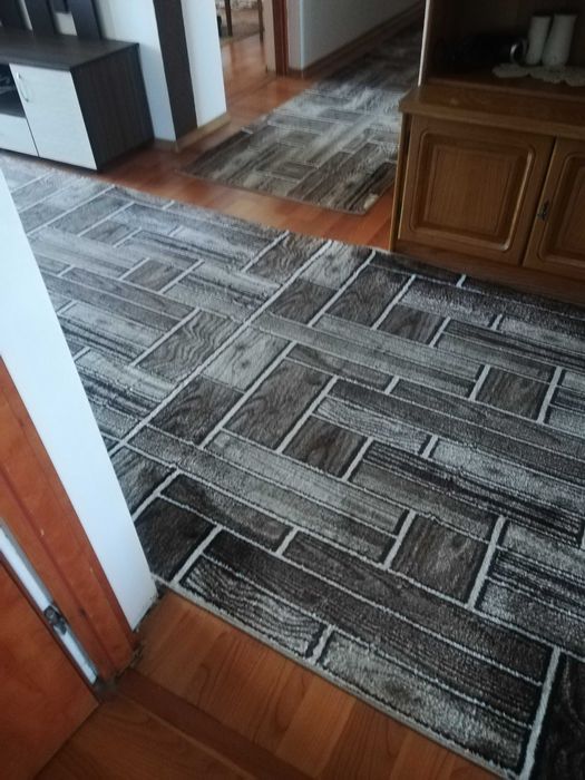 Vând apartament la casă