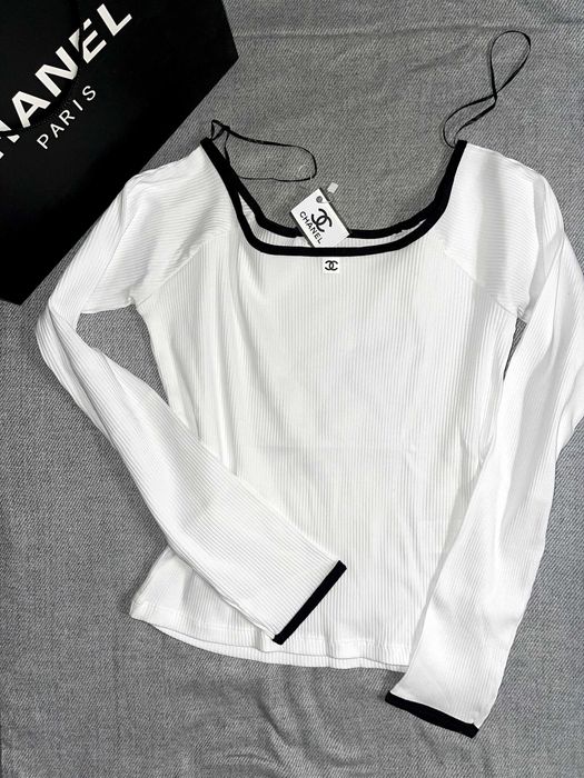 шанел бяла блуза тип лодка с голо паднало рамо с черно рипсена chanel