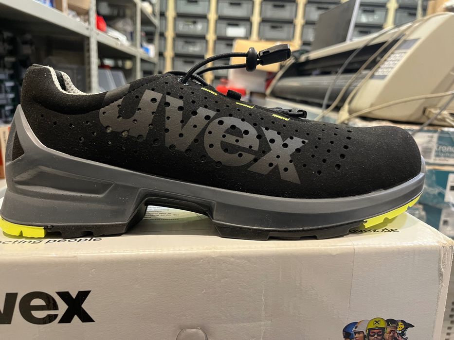 Vând Pantofi de protecție, 45, cu perforatii uvex 1 85438 S1 SRC ESD