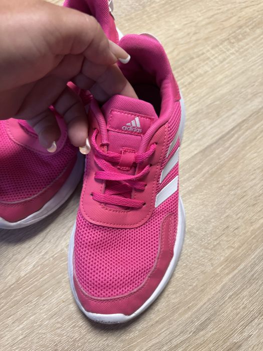 Vand 2 perechi de adidas