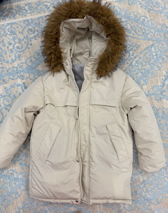 Балаларга арналган куртка сатылады