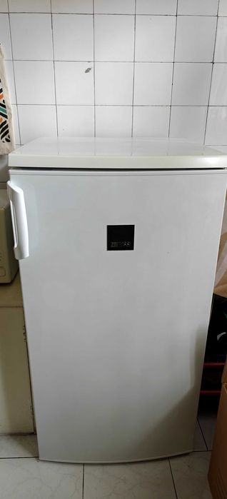 Компактен хладилник Zanussi