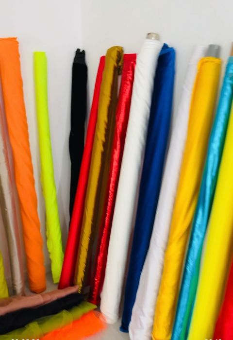 Vând materiale textile și accesorii pentru rochii !