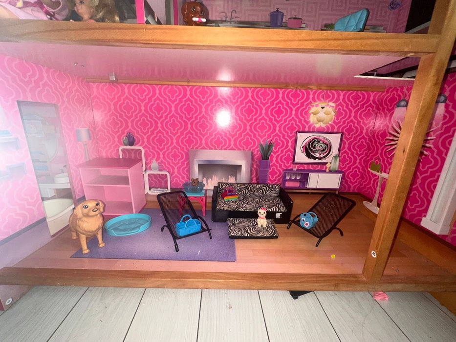 Casuta de papusi din lemn cu lift, mobilata si cu accesorii