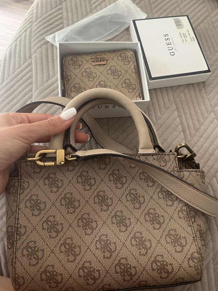 Чанта и портмоне Guess