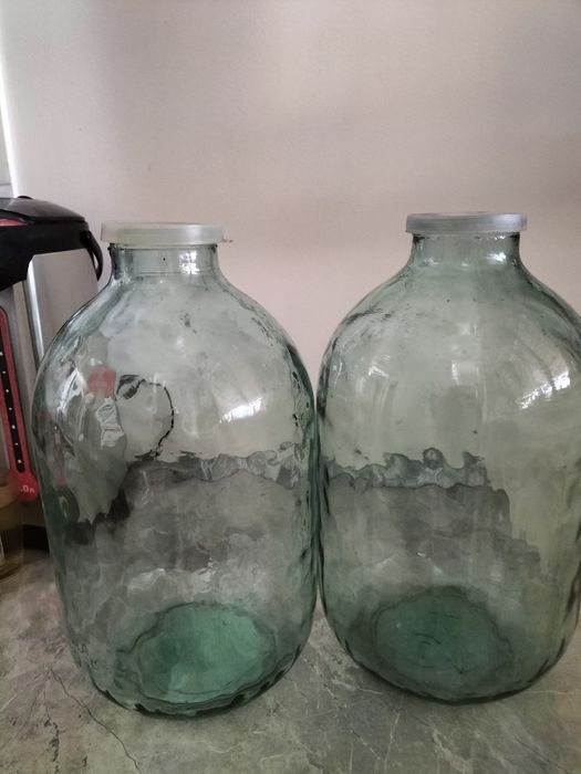 Продам десяти,двадцати литровые бутыли.