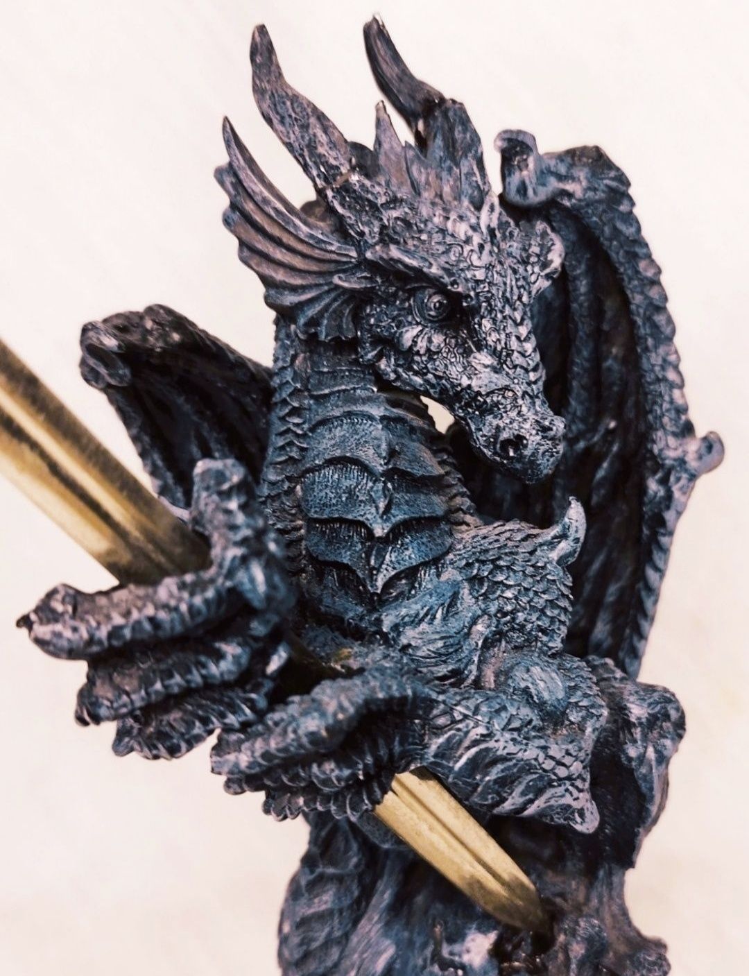 Statueta decor Dragon cu Sabie (Game of Thrones) din rășină acrilică,