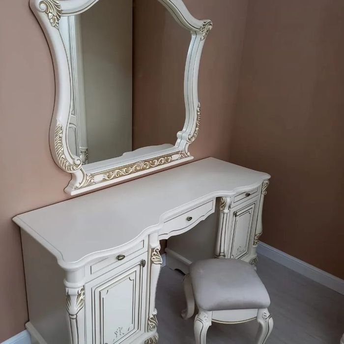 Комод со стулом и зеркалом