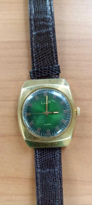Механичен ръчнонавиващ се часовник "Luch"