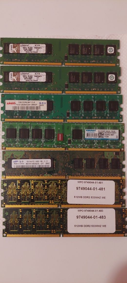 Vând plăcuțe memorii pc ddr2 frecvență 667