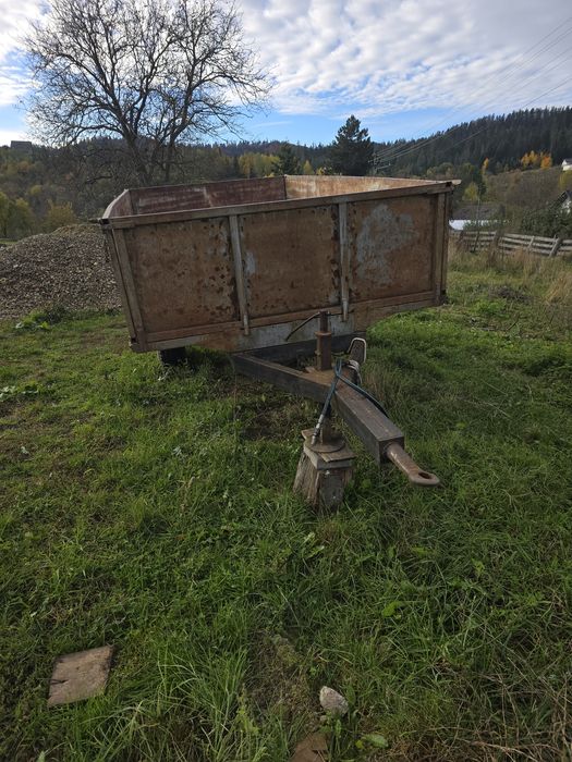 Remorcă agricolă basculabilă pe spate