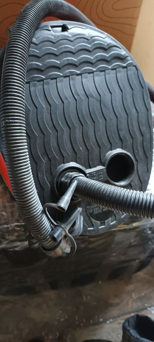 Pompa manuala la picior de umflat : barci , auto etc .