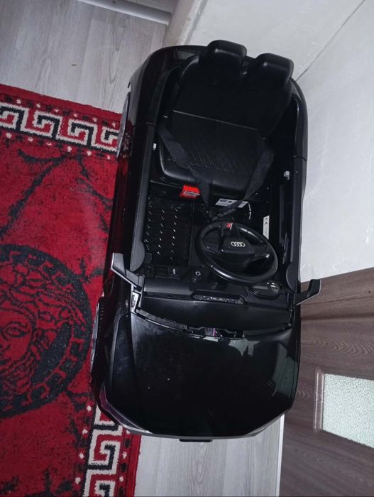 Vând mașinuță electrică Audi SQ8 2×35W 12V cu muzic player