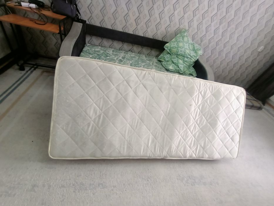 Матрас размер 80х190 пружинный, состояние среднее.